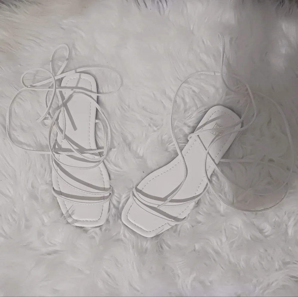 Women white open toe lace up flat sandals - Picture 2 of 9